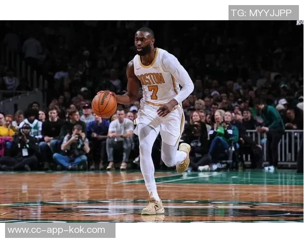 杰伦布朗状态火热14场场均326分69篮板58助攻命中率高达53